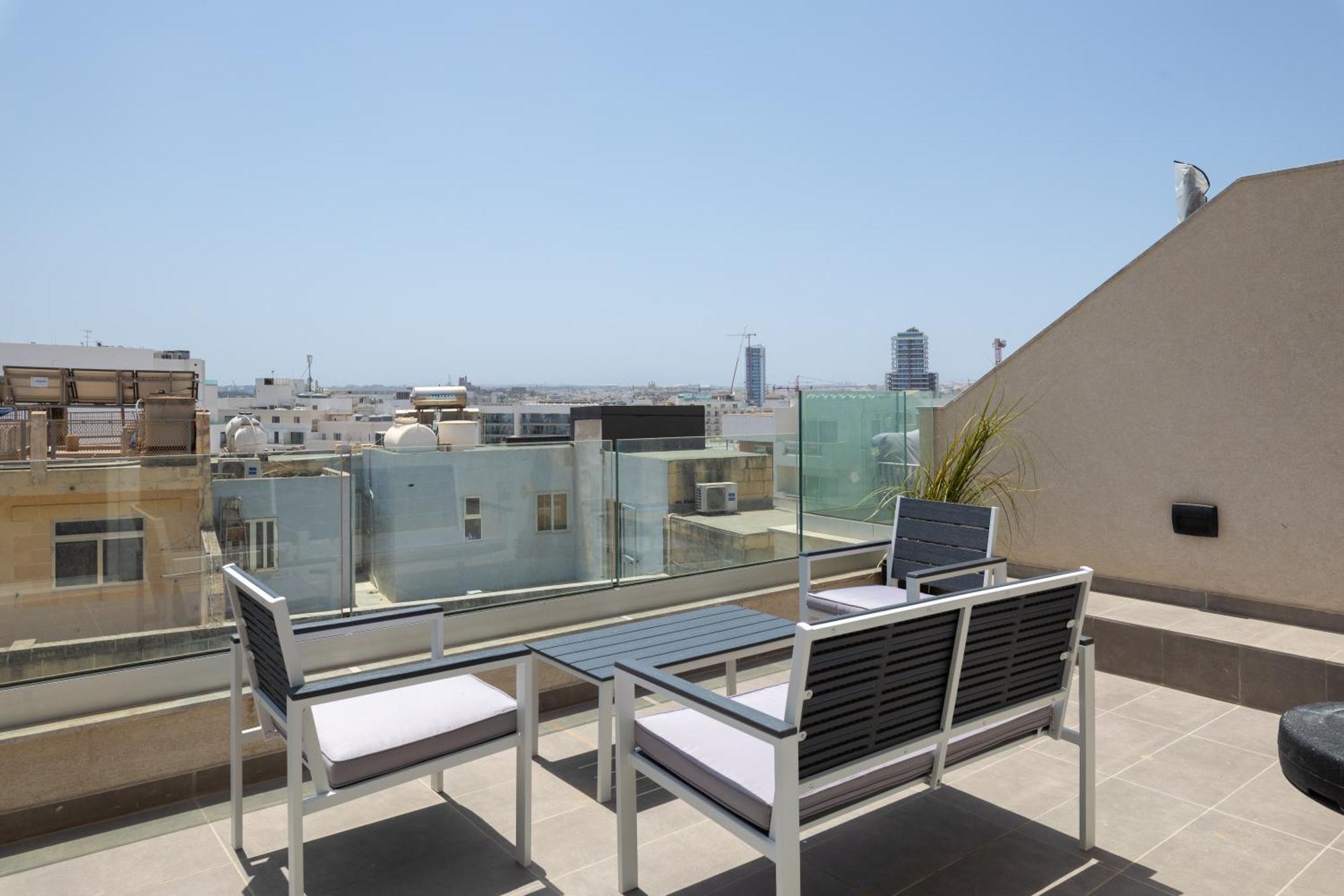 Modern 2Br Cosy Apartment With Large Terrace - Close To Manoel Island & Tigne Shopping Mall Sliema Dış mekan fotoğraf